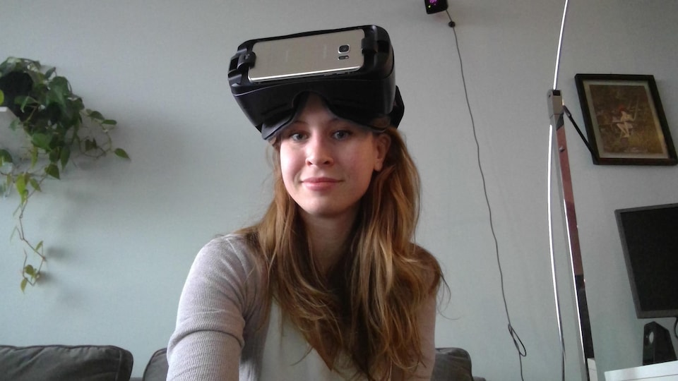 Une femme porte un casque de réalité virtuelle.