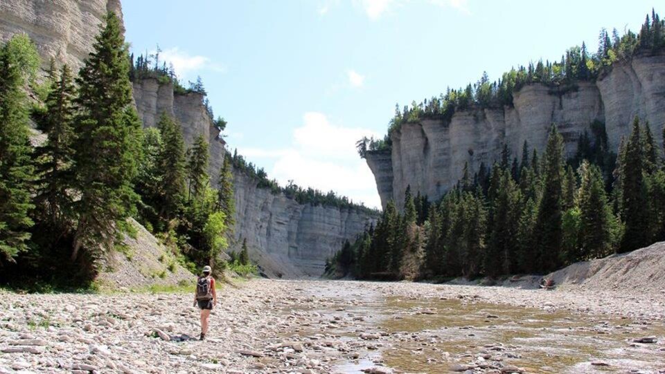 Un randonneur chemine dans le canyon de la rivière Vauréal.