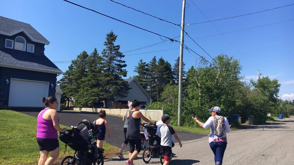 Cours de cardio-poussettes dans les rues de Sept-Îles