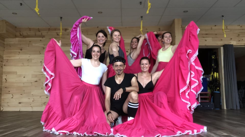 Carlos Reyes lors d'un de ses cours de danse au studio Le Chalet à Sept-Îles