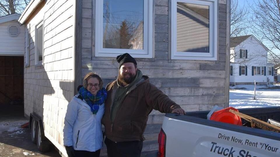Carmen Leblanc et son conjoint Maxime Bernard devant leur nouvelle minimaison.