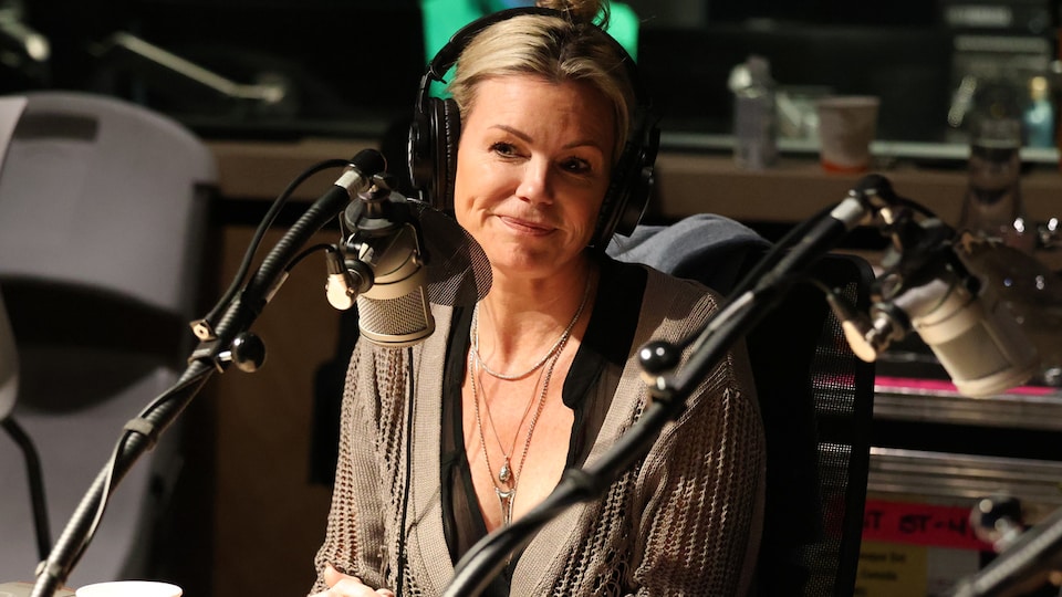Caroline Néron dans le studio 41 de Radio-Canada.