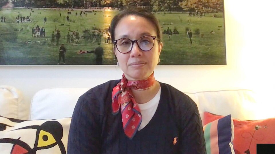 Caroline Quach en entrevue par webcam.