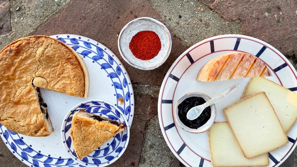 Un gâteau basque, du piment d'Espelette et du fromage de brebis.