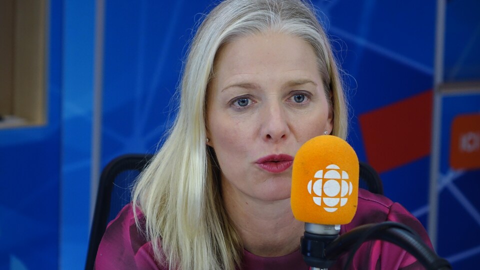 Catherine McKenna en entrevue dans un studio d'Ici Premiere.