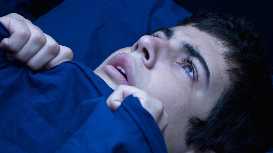 Un homme est traumatisé à la suite de son réveil.