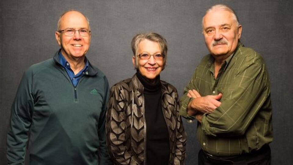 3 personnes âgées souriantes