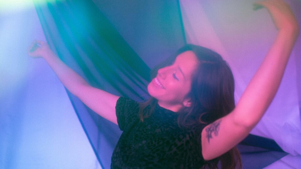 Photo d'Alexandra Moreno dansante et souriante