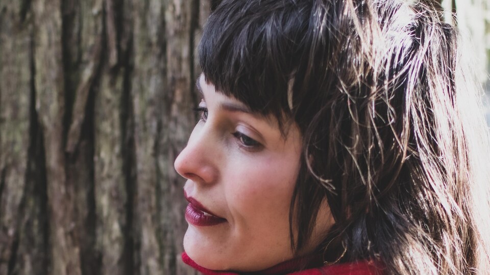 Angélique Lalonde songeuse devant un arbre