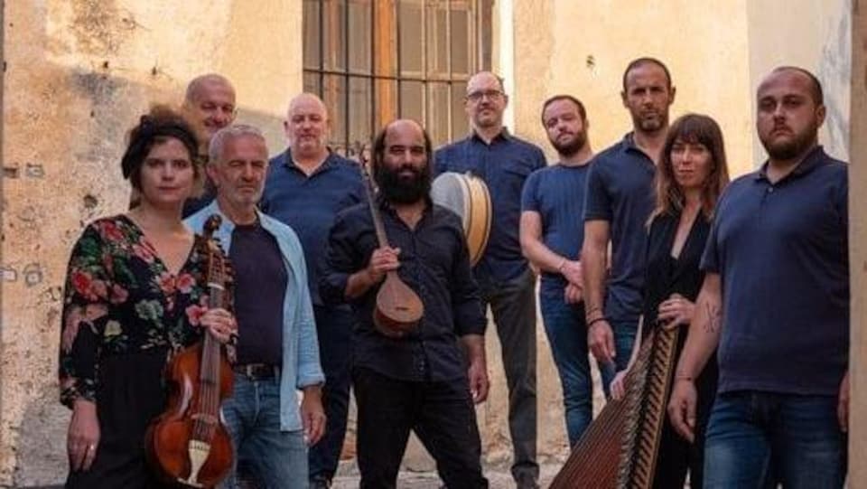 Les musiciens.es de l'ensemble Constantinople en compagnie des chanteurs du groupe de polyphonies corses A Filetta.