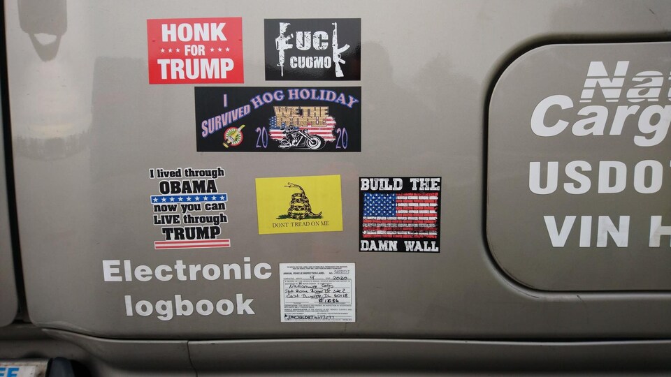 Des autocollants pro Trump sur un poids-lourd