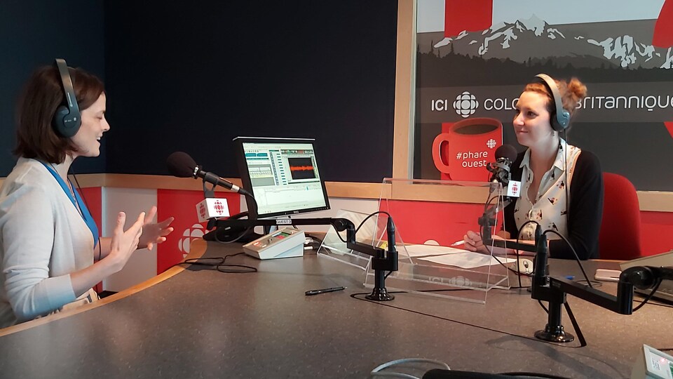 Deux femmes en train de se parler dans un studio d'enregistrement.