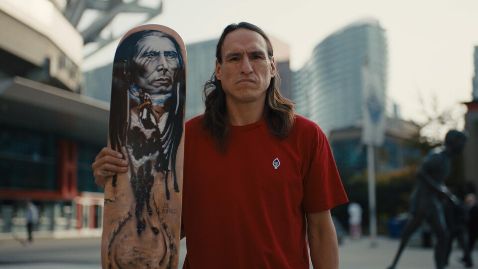 Le skateboardeur Cri Joe Buffalo.
