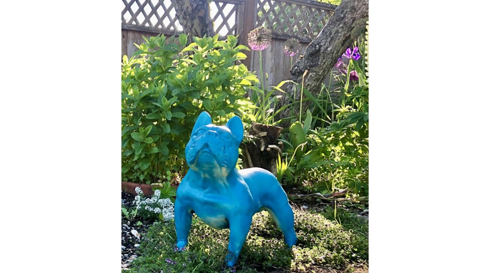 Une sculpture canine de Joël A. Prévost dans le jardin de son studio à Nanaimo (C.-B.).