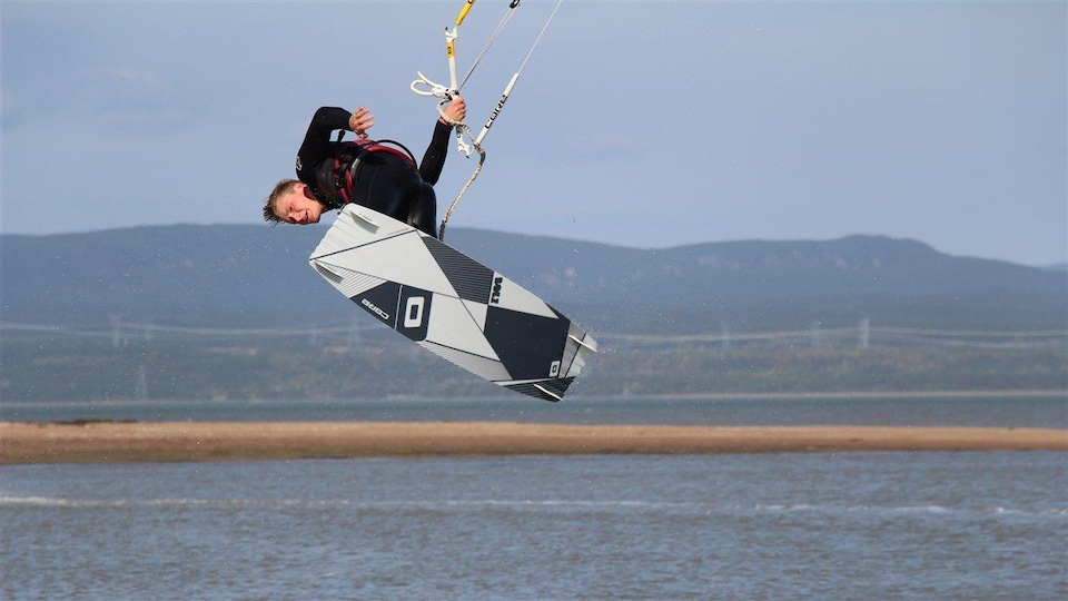 Adepte de la planche aérotractée (kitesurf).