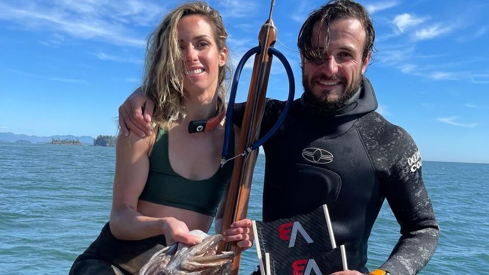 Lorenza et Luca Malaguti avec la morue-lingue pêchée pêchée au harpon, à Ucluelet.