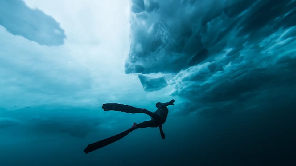 La plongeuse Magali Côté sous la glace.