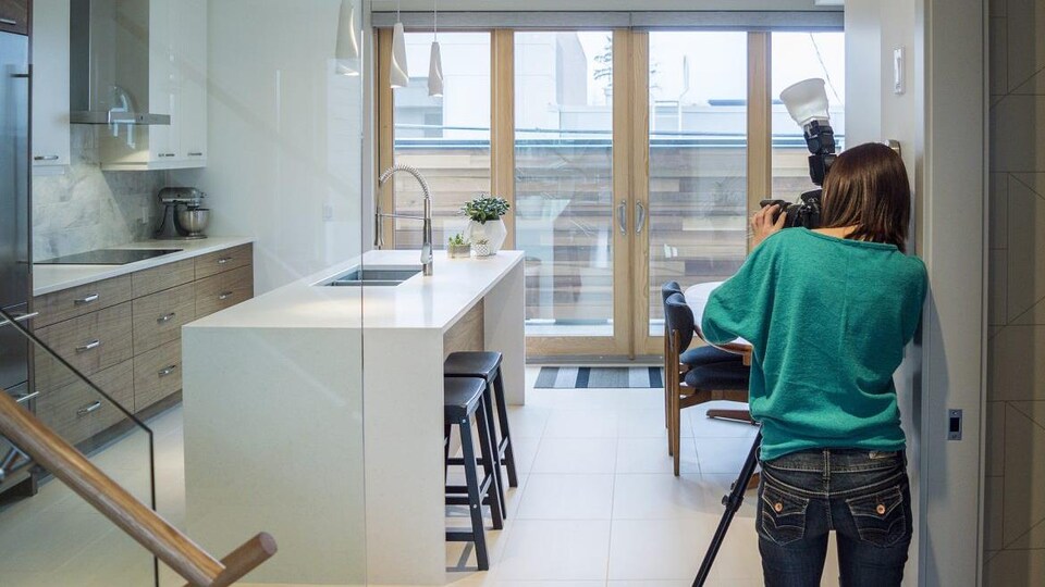 une femme prend une cuisine en photo