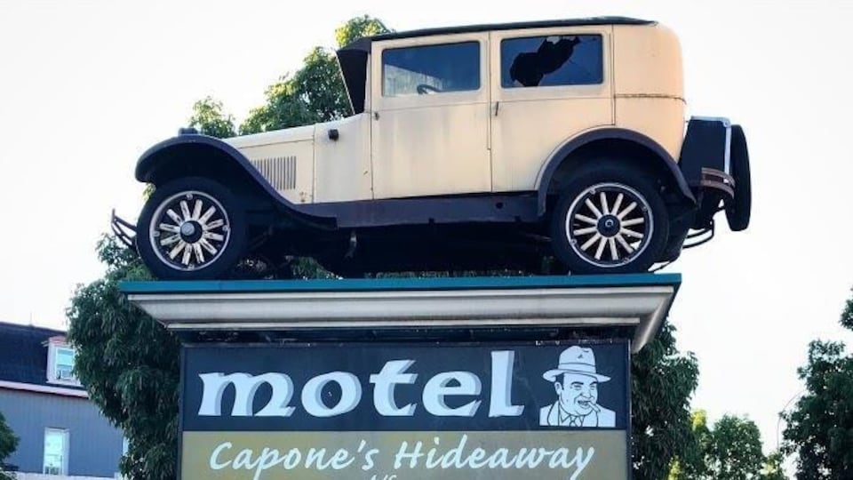 Une voiture de 1920 placée sur l'enseigne du Motel Capone's Hideaway à Moose Jaw, Saskatchewan
