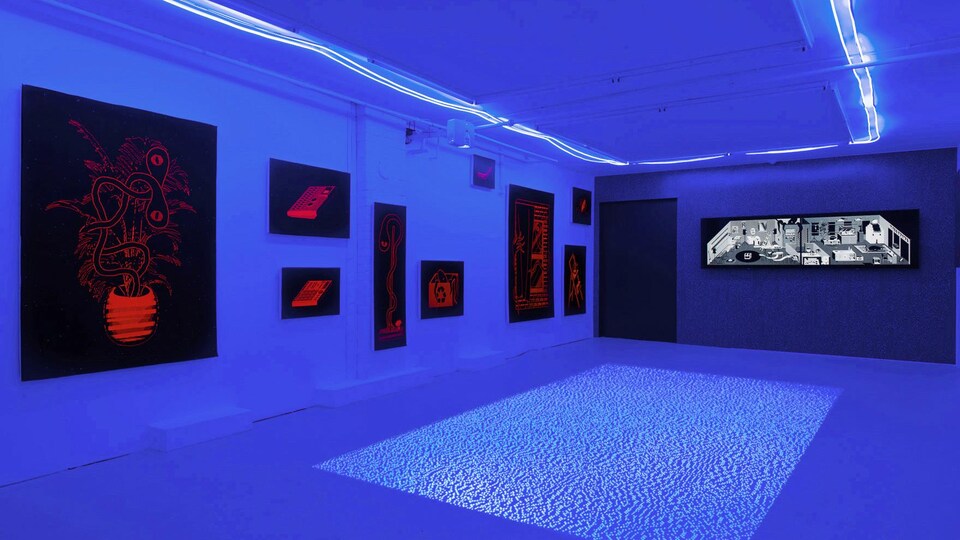 des oeuvres numériques en bleu et rouge