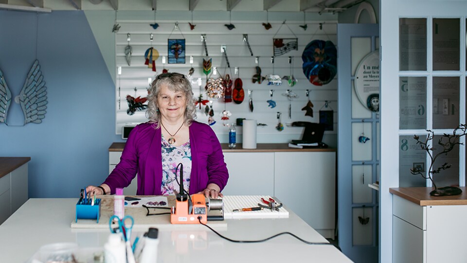 L'artisane du vitrail Noëlla Somerville de l'économusée de Lac La Biche (AB).