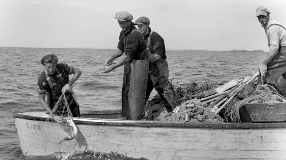 Des pêcheurs sur le Grand Lac des Esclaves en 1946.