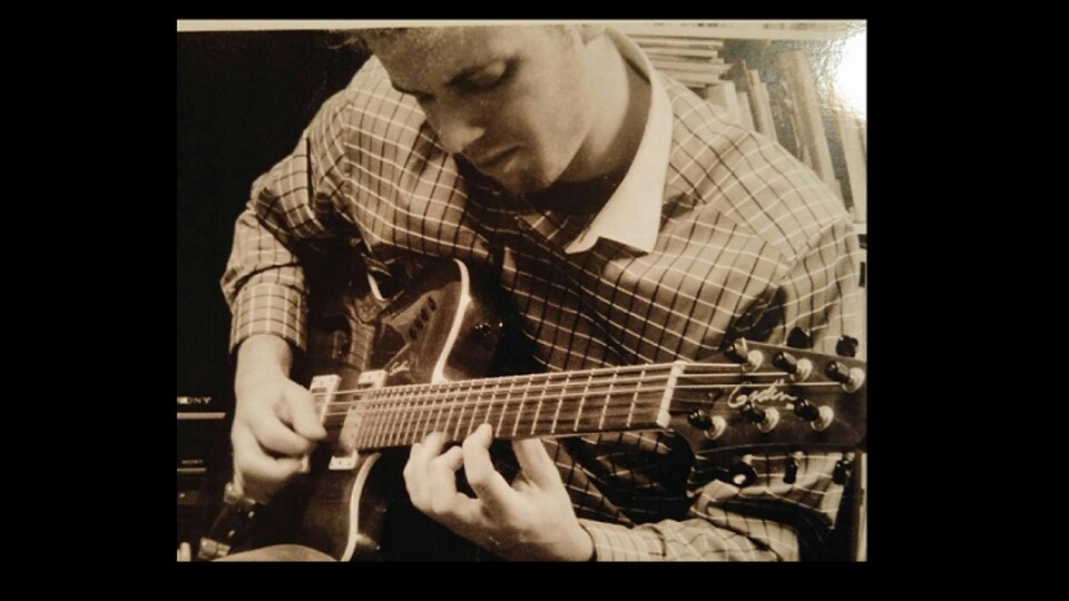 Le guitariste Philippe Bouchard de Régina.