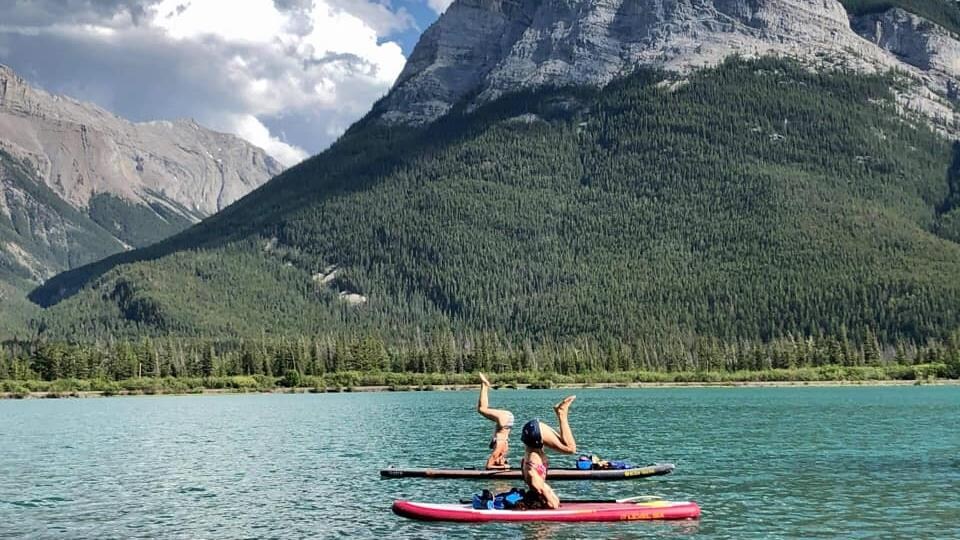 Session de yoga sur planche à pagaie dans les Rocheuses