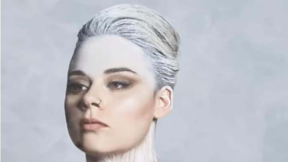 Visage et buste peint d'une femme