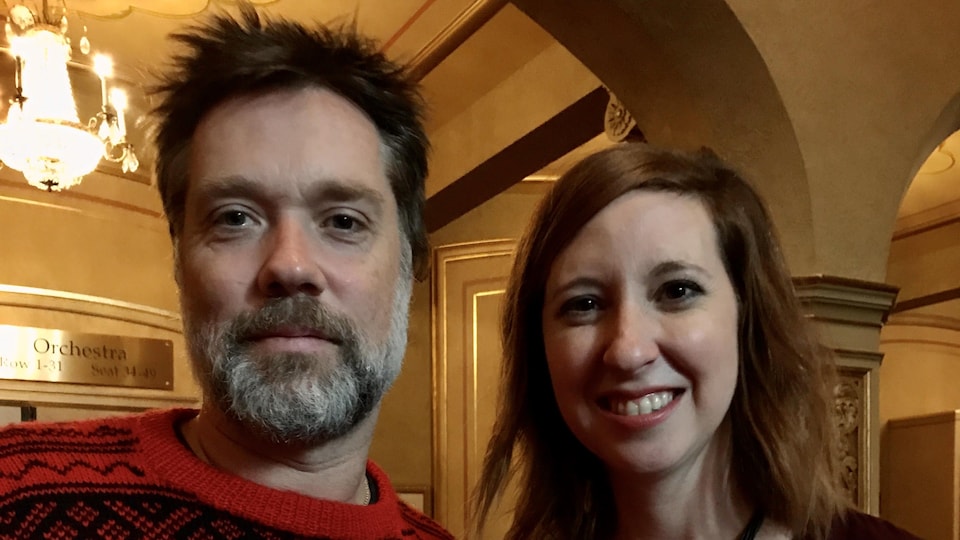 Un homme barbu avec une jeune-femme souriante