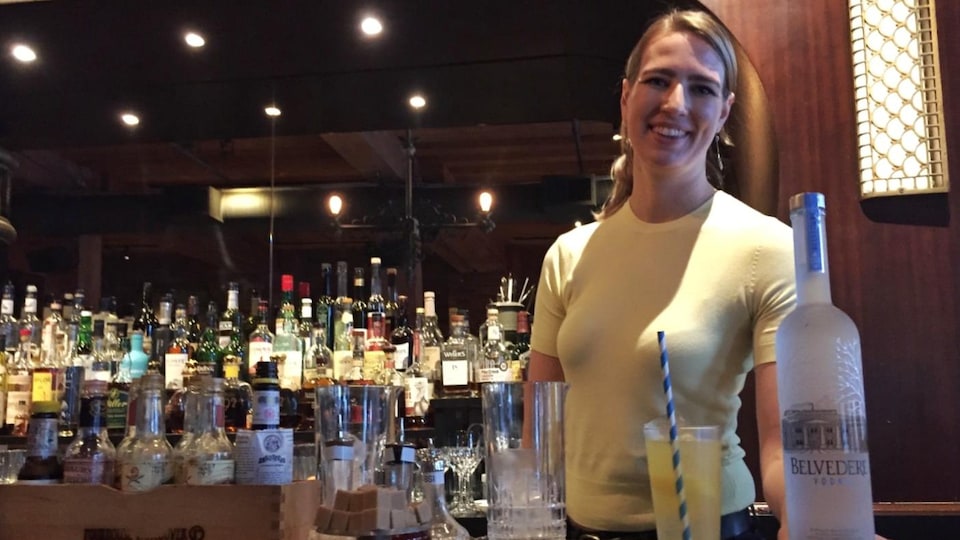 une femme dans un bar à cocktail