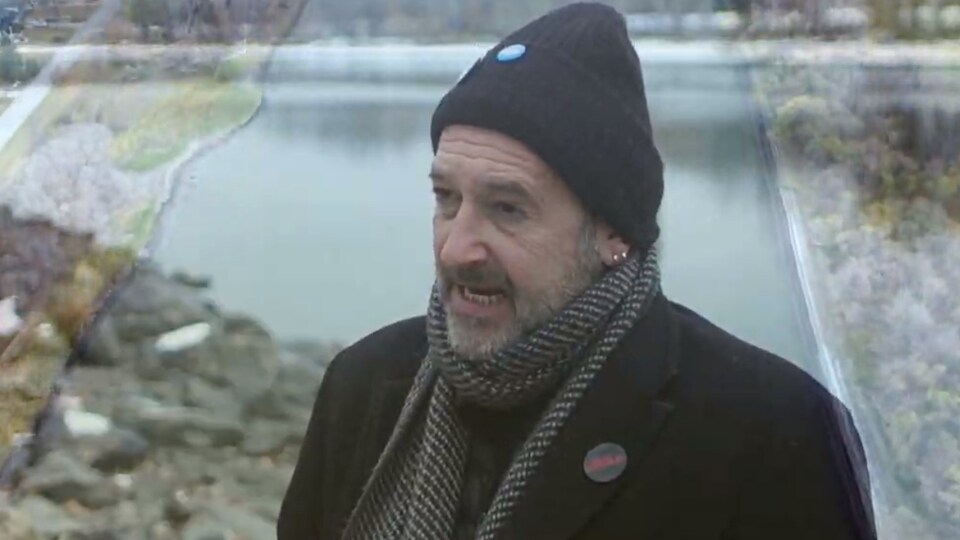 Le poète Sébastien Gaillard devant la Rivière Rouge.