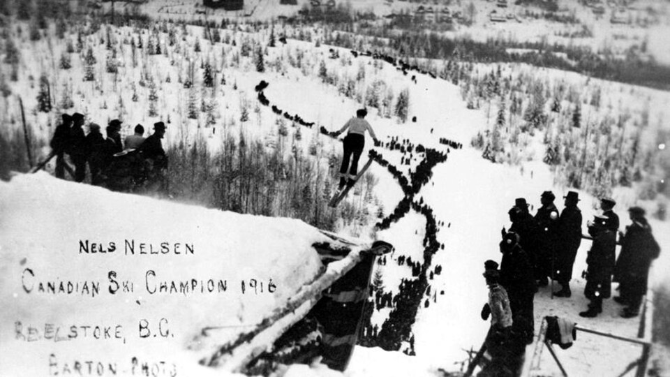 Le champion canadien Nels Nelsens à la compétition de saut à ski du carnaval d'hiver de Revelstoke en 1916.
