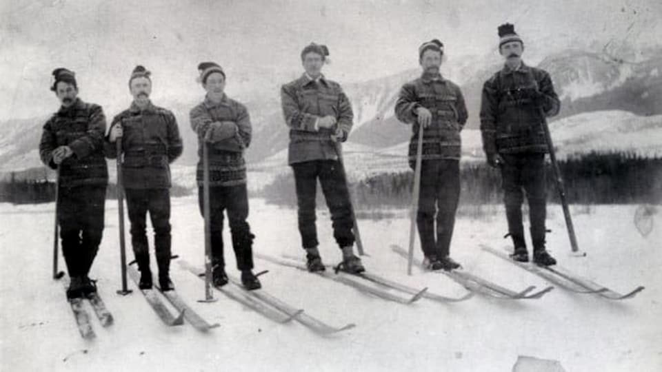 Des membres du Club de ski de Revelstoke en 1892. 