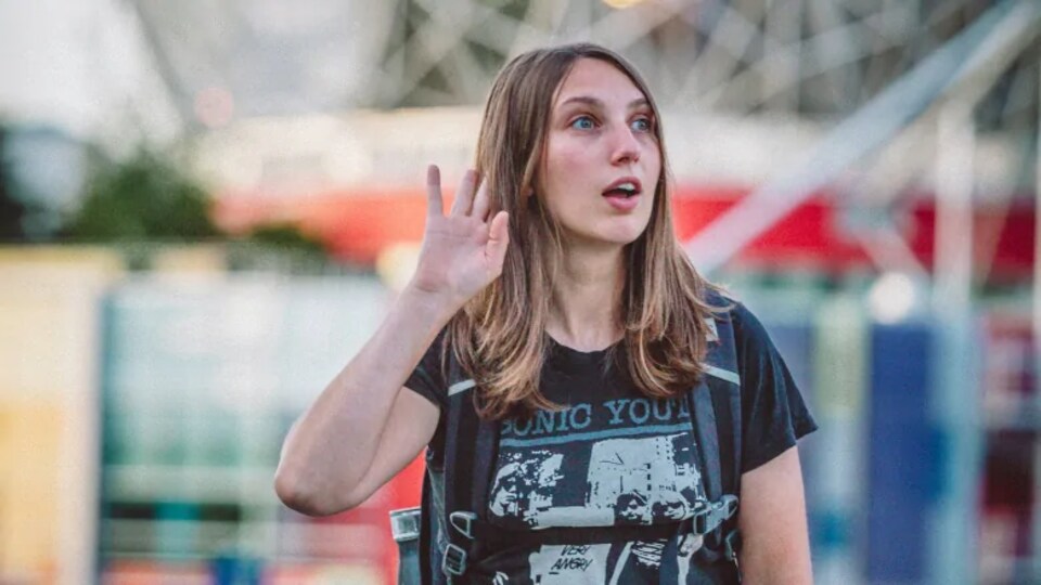 L'ingénieure du son Swann Barrat. Jeune fille arborant un tshirt de Sonic Youth.
