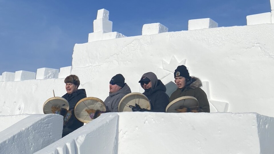 Les 'Yellowknife Dénés Drummers' lors de l'inauguration du XXIIIe festival SnowKing.