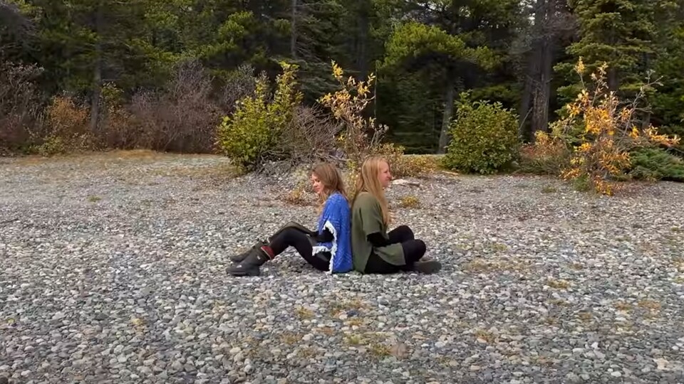 Lorène Charmetant et Malorie Gendreau de l'ensemble Véridis du Yukon.