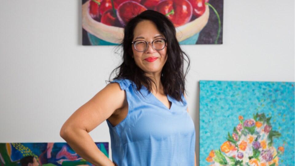 Zoong Nguyen Sie-Mah devant ses tableaux.