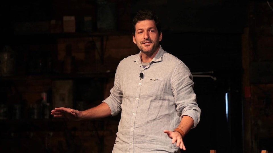 Le conteur madelinot Cédric Landry