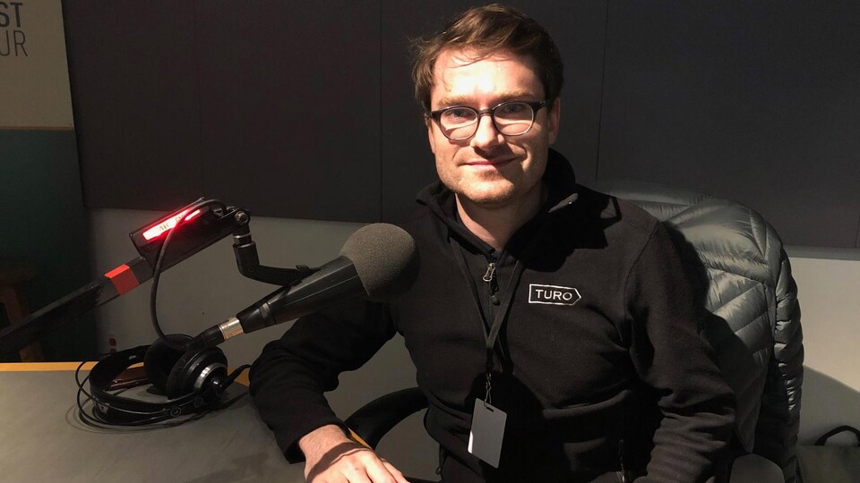 Cédric Mathieu assis devant le micro de Radio-Canada.