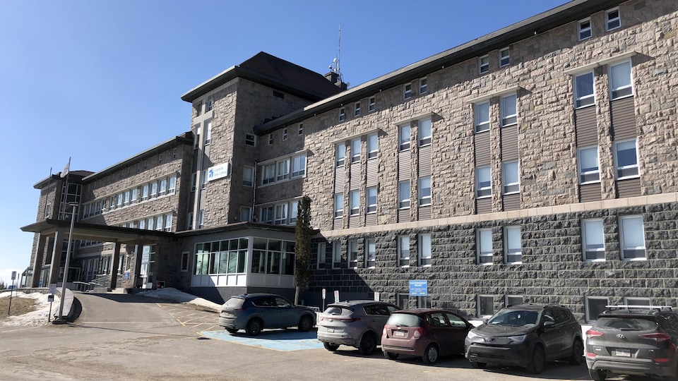 Les cours de l'UQAR seront offerts dans le Cégep de Baie-Comeau (archives). La façade du Cégep de Baie-Comeau.