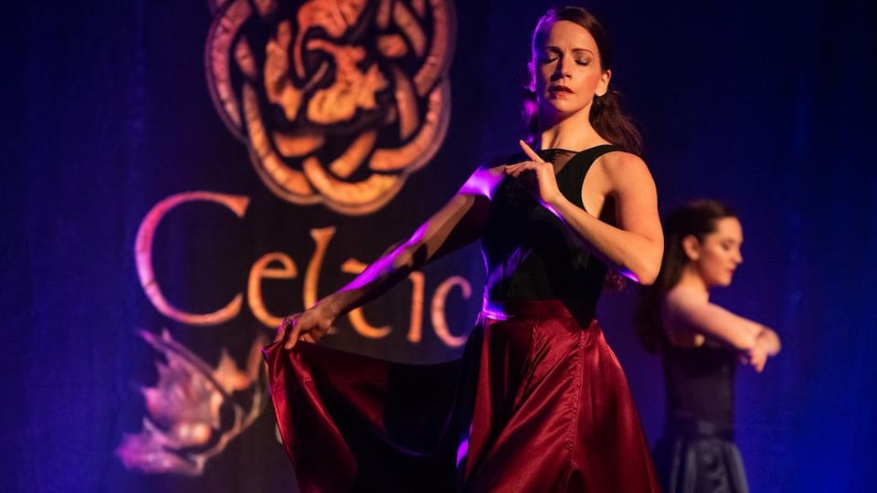 Deux danseuses en mouvement et le logo du Celtic Colours.