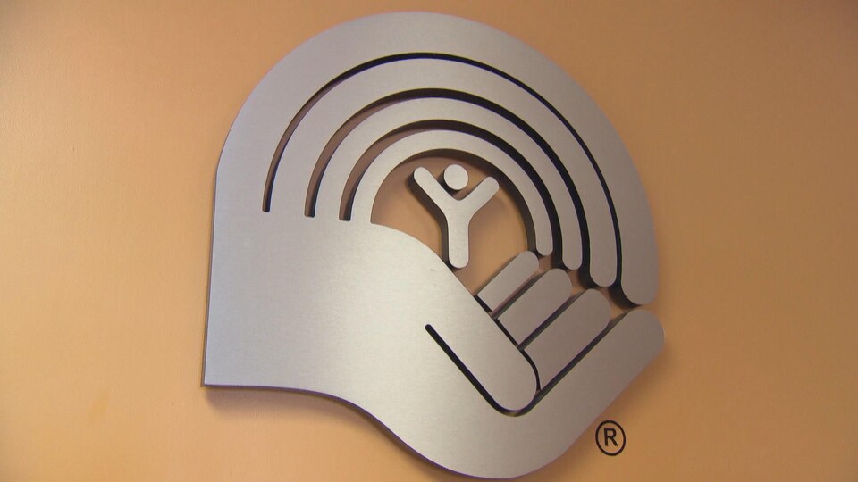 Le logo de l'organisme Centraide, installé sur un mur