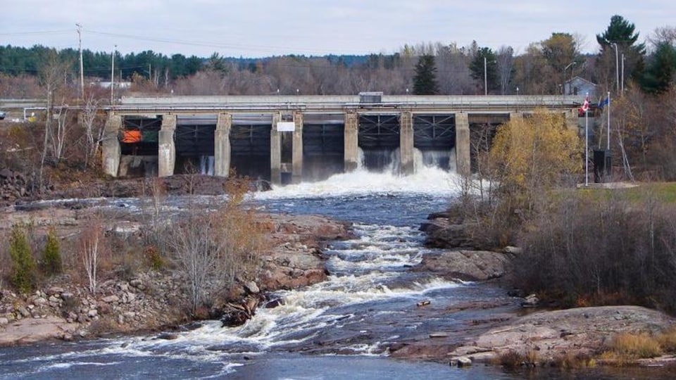 Le barrage hydroélectrique de Sturgeon Falls en action.