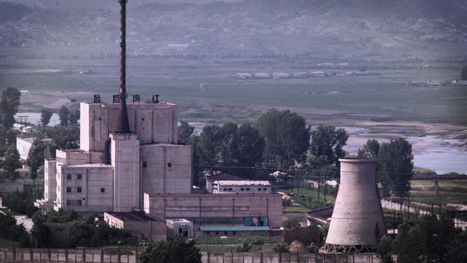 Vue de la centrale nucléaire Yougbyon, avec les montagnes derrière.