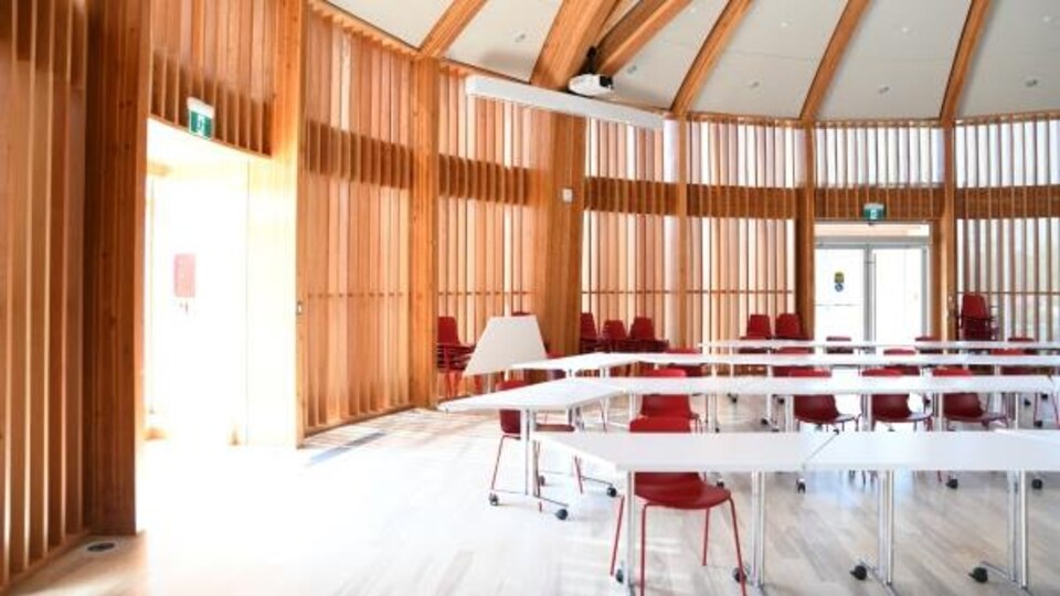 Une grande salle du Centre autochtone de partage et d’apprentissage de l'Université Laurentienne.