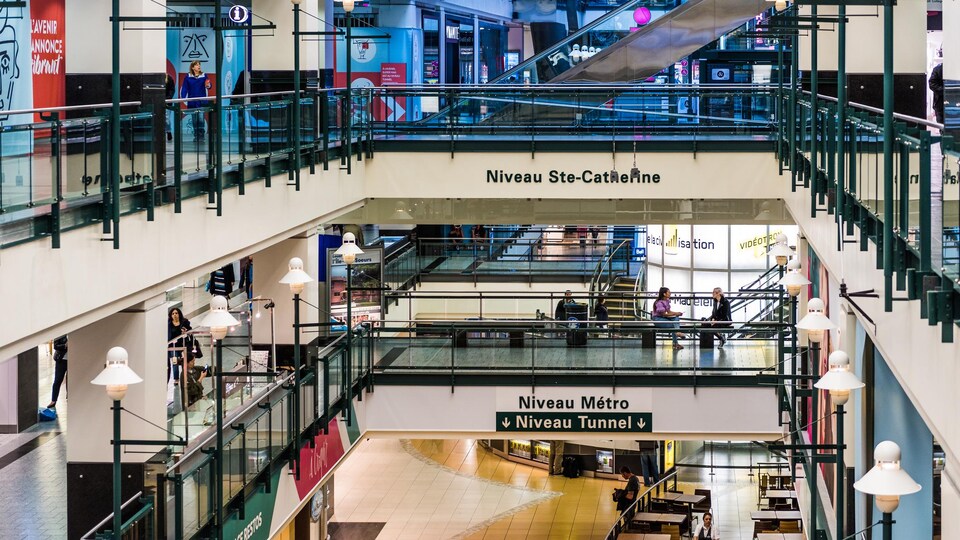Les planchers niveau Sainte-Catherine, niveau métro et niveau tunnel du Centre Eaton, à Montréal. Le centre commercial est pratiquement désert. 