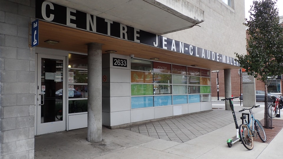 Le Centre Jean-Claude-Malépart. On voit des vélos et des trotinettes électroniques devant l'entrée.