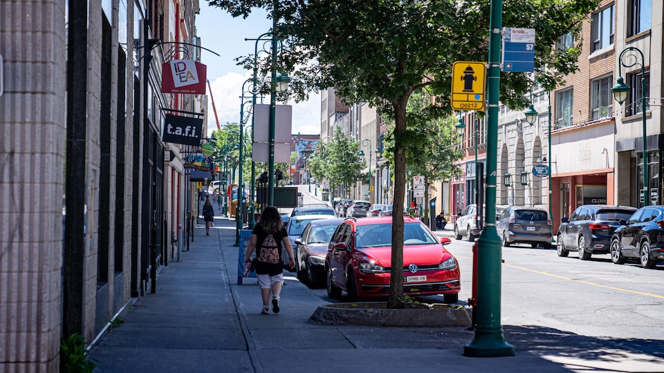 Des gens marchent dans le centre-ville de Sherbrooke. 