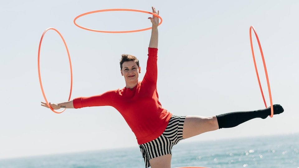 Amy MacCutchan, instructrice de hula-hoop et fondatrice de HooperSonic, à Toronto, fait tourner des cerceaux sur ses bras et ses jambes.
